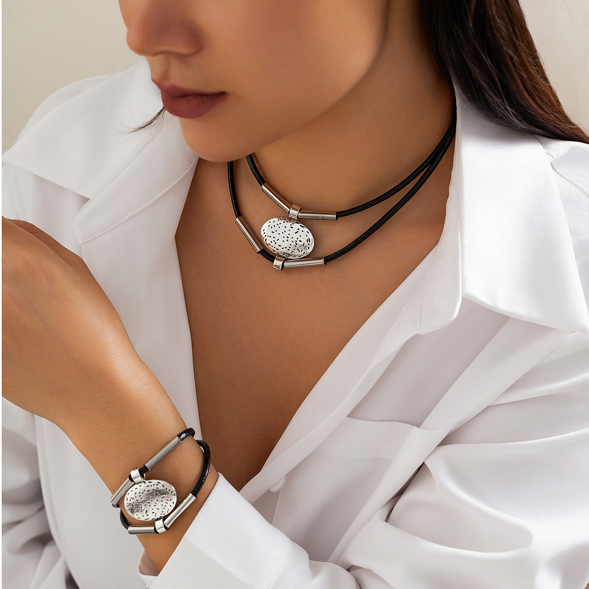 Bijoux ethniques rétro Moyyudé collier et bracelet en cuir noir avec pendentifs argentés texturés