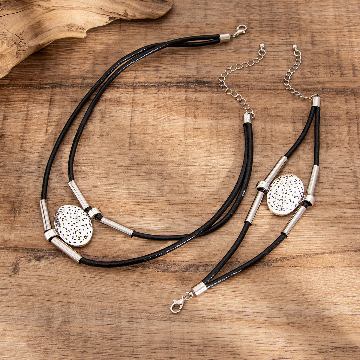 Collier et bracelet en cuir noir avec médaillons argentés motifs bijoux ethniques rétro de Moyyudé