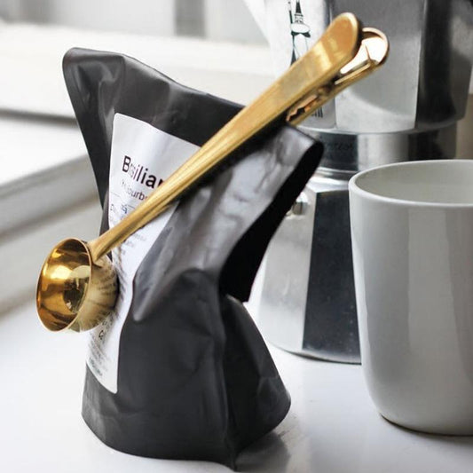 Cuillères doseuses Moyyudé dorées accrochées à un paquet de café, accessoire cuisine pratique