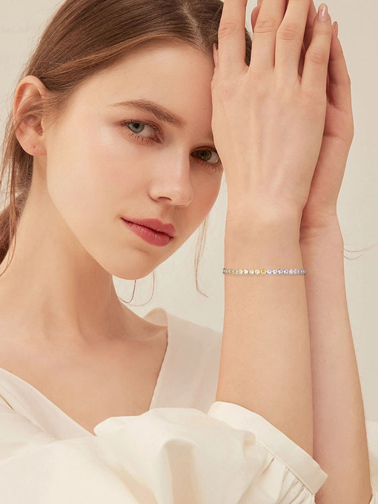 Bracelet en Argent 925 fin et délicat porté au poignet, accessoire minimaliste féminin Moyyudé