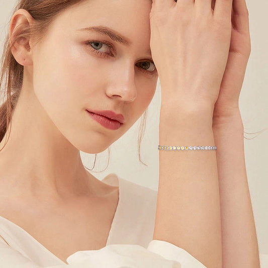 Bracelet en Argent 925 Moyyudé porté par une femme, accessoire minimaliste féminin élégant