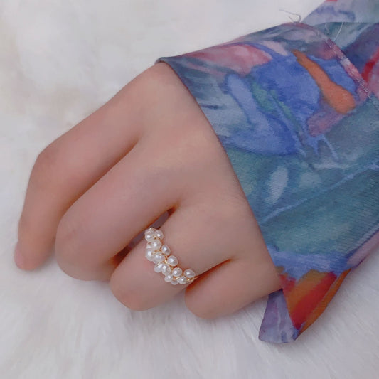 Bague Perle Elégante Moyyudé portée sur une main avec perles blanches brillantes