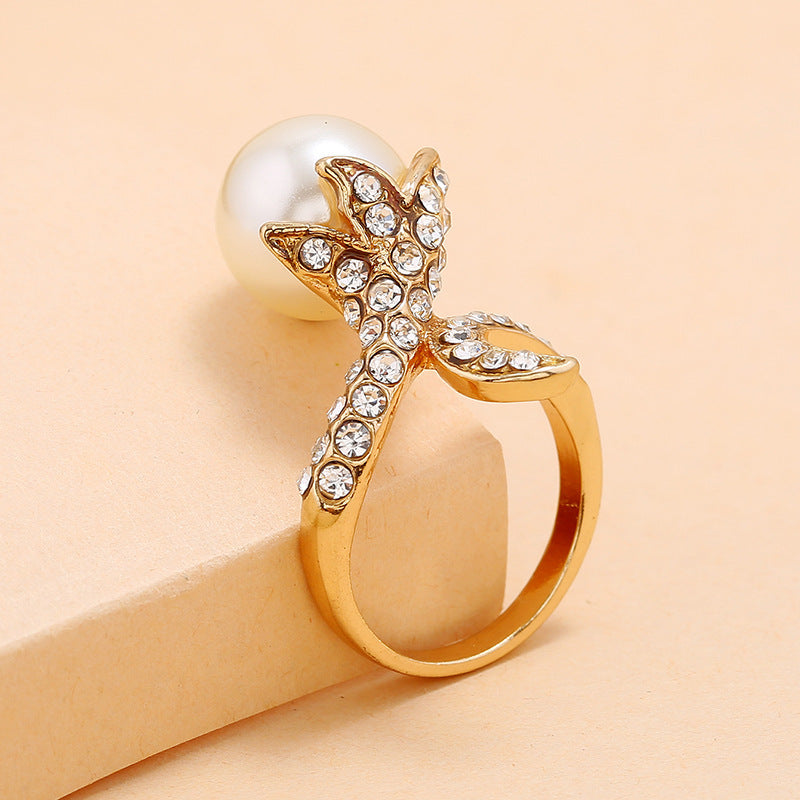 Bague perle fleur Moyyudé en métal doré avec strass brillants et grande perle blanche