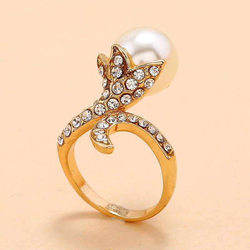 Bague perle fleur Moyyudé en métal doré avec strass brillants et perle blanche élégante
