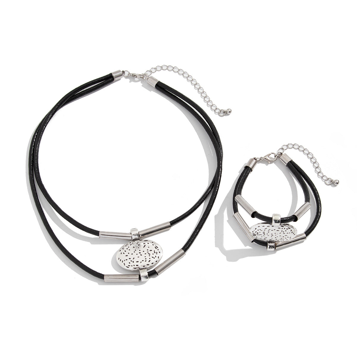 Ensemble de bijoux ethniques rétro composé d'un collier et d'un bracelet en cuir noir avec pendentifs argentés