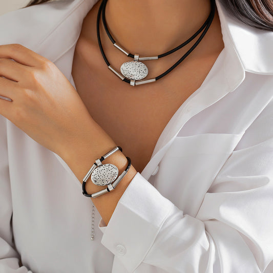 Collier et bracelet bijoux ethniques rétro Moyyudé avec pendentifs ovales et cordons noirs