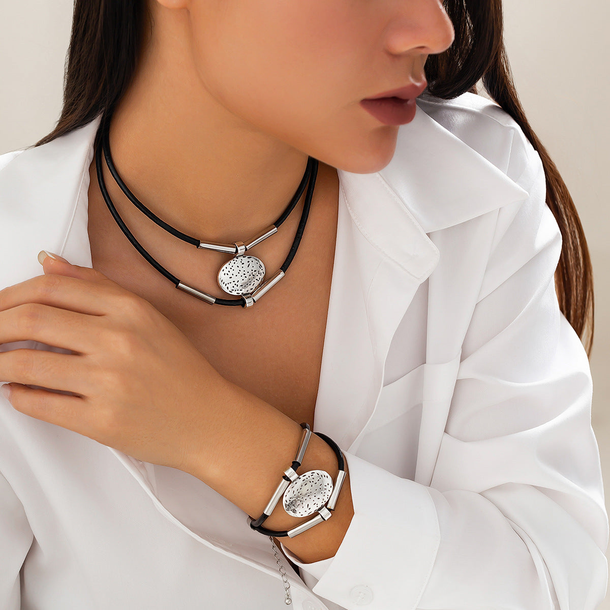 Bijoux ethniques rétro Moyyudé collier et bracelet en cuir noir avec pendentifs argentés