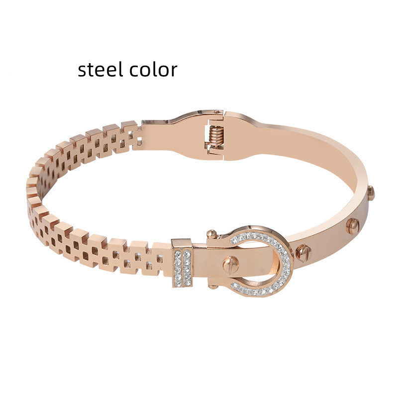 Bracelet femme créatif en acier couleur or rose avec éléments décoratifs et fermoir élégant