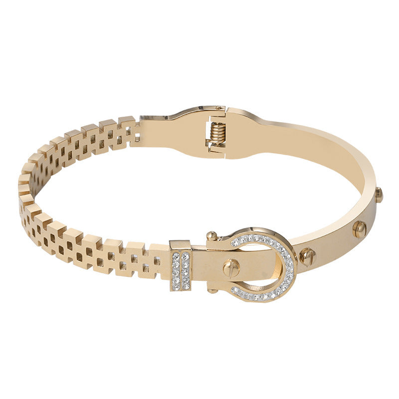 Bracelet femme créatif en métal doré avec strass et design élégant signé Moyyudé