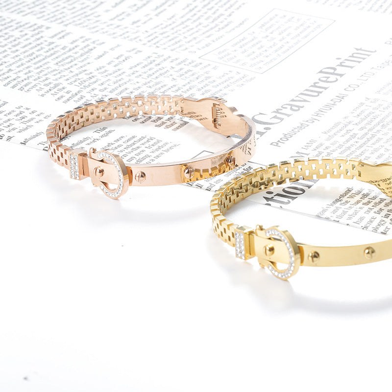 Bracelet femme créatif Moyyudé en métal doré et rose avec boucle ornée de strass