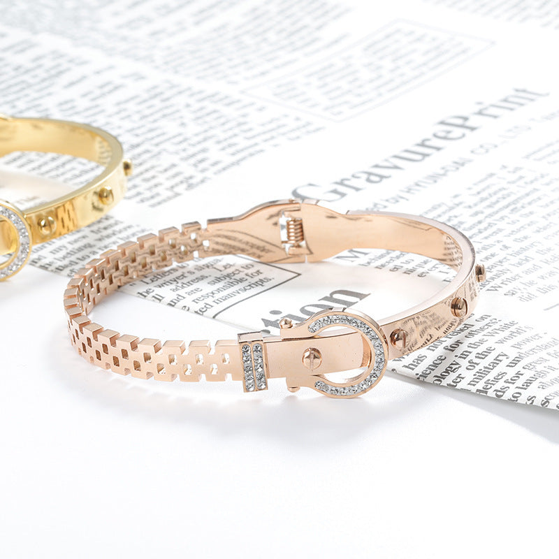 Bracelet femme créatif en métal rose avec design boucle et strass signé Moyyudé