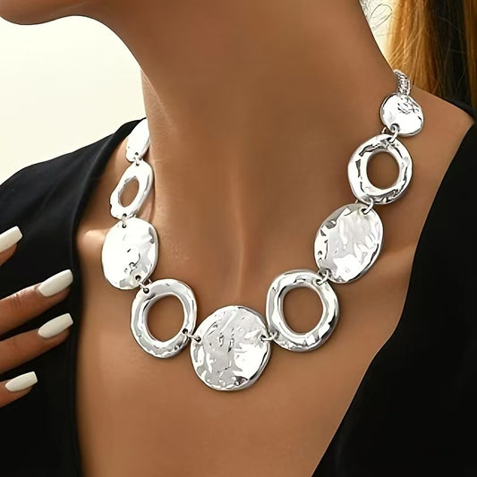 Collier design éthique en métal argenté avec anneaux texturés porté autour du cou