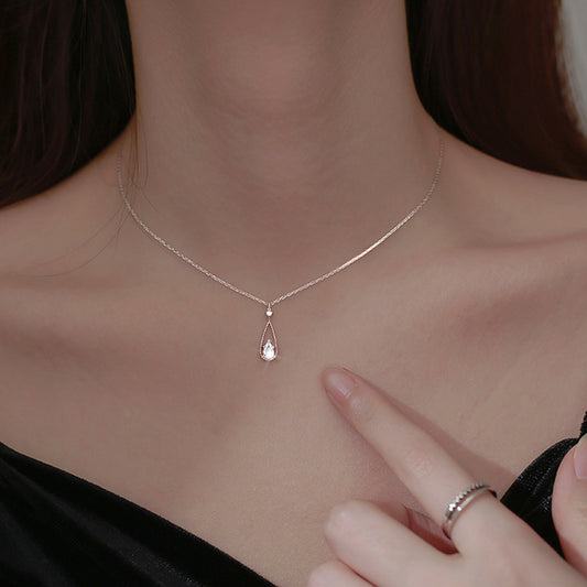 Collier goutte d'eau zircon en style français fin porté autour du cou féminin