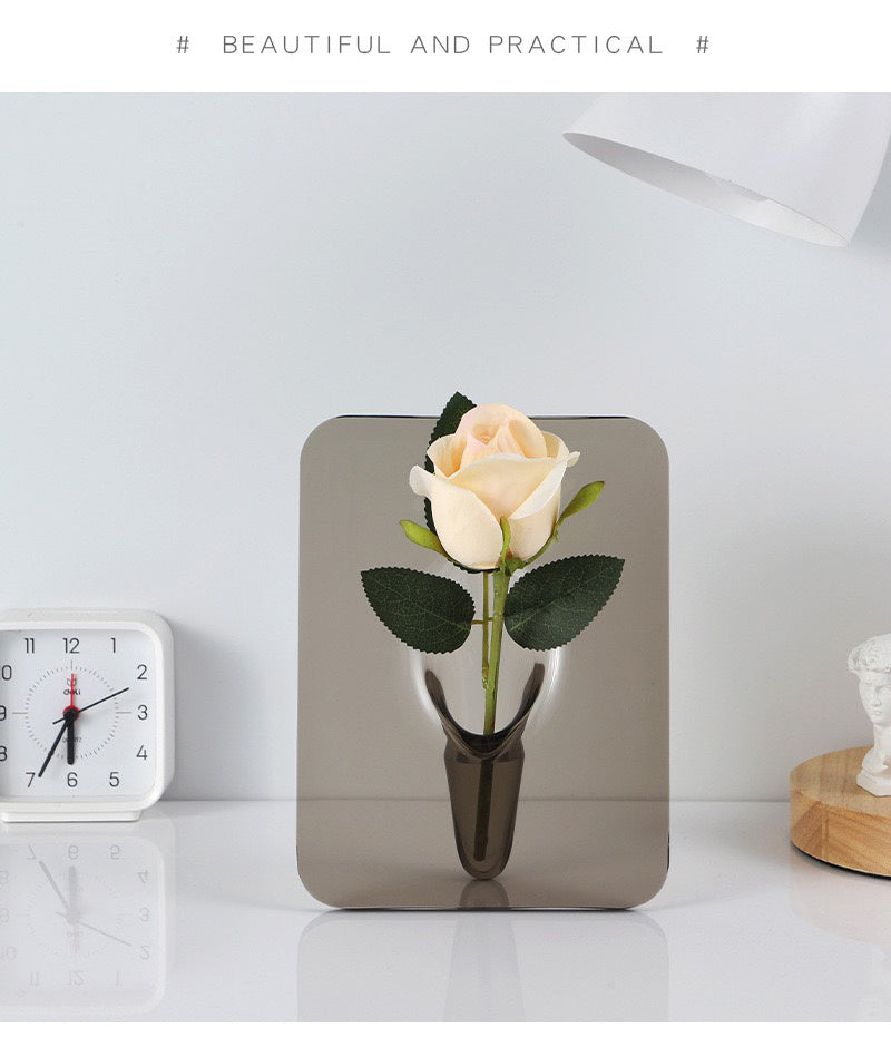 Vase acrylique transparent Moyyude avec rose blanche sur bureau minimaliste moderne
