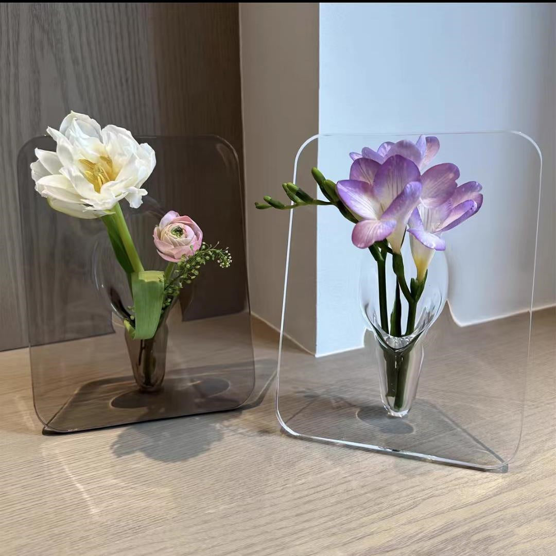 Vase acrylique transparent Moyyude avec fleurs blanches et violettes sur table en bois