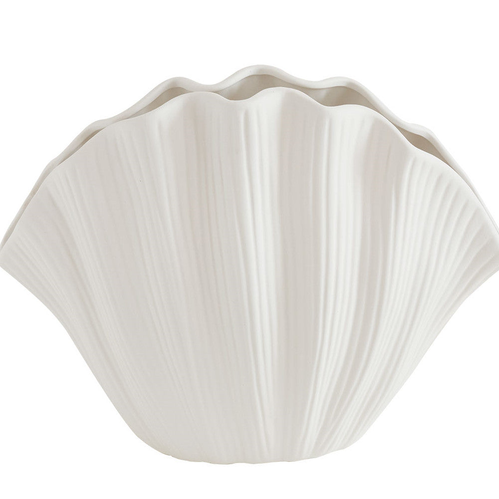 Vase en céramique fait main blanc avec texture ondulée et forme élégante par Moyyudé