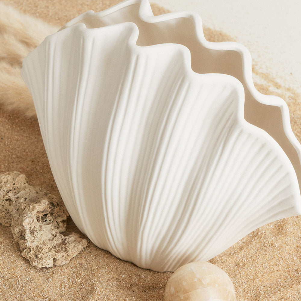 Vase en céramique fait main Moyyudé blanc en forme de coquillage sur sable décoratif