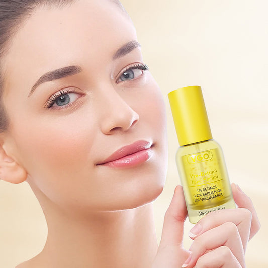 Femme tenant un flacon jaune de sérum anti-âge pro-rétinol pour soin visage Moyyudé